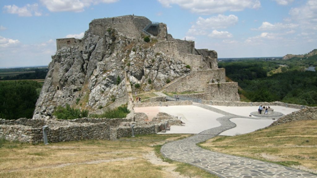 Madarsko 13 - hrad Devín