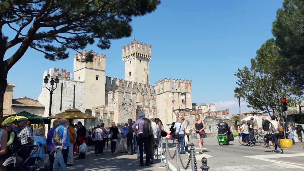 Opevnění městečka Sirmione, jih jezera Lago di Garda